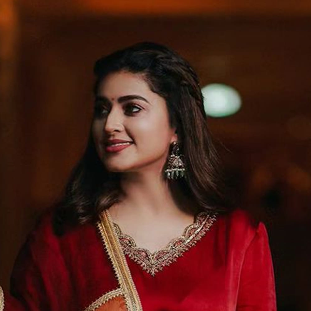 తెలుగు ప్రేక్షకులకు ప్రత్యేకంగా పరిచయం అవసరం లేని పేరు స్నేహ. తన నటనతో టాలీవుడ్ ఆడియన్స్‏ను ఆకట్టుకుంది స్నేహ. అందం, అభినయంతో సౌత్ ఇండస్ట్రీలో తనకంటూ స్పెషల్ ఇమేజ్ తెచ్చుకుంది. గ్లామర్ పాత్రలు కాకుండా హోమ్లీ పాత్రలను ఎంచుకుంటూ ఫ్యామిలీ ఆడియన్స్ మనసు దొచుకుంది. రాధ గోపాలం.. శ్రీరామదాసు.. వంటి చిత్రాల్లో నటించి మెప్పించింది. తాజాగా ఈమె సోషల్ మీడియాలో షేర్ చేసిన ఫోటోలకు ఫాన్స్ ఫిదా అవుతున్నారు.