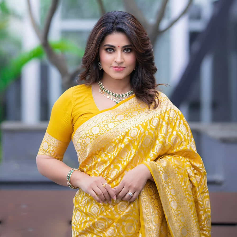టాలీవుడ్ ఇండస్ట్రీలో ఒకప్పుడు స్టార్ హీరోయిన్ గా వెలుగు వెలిగింది స్నేహ. గ్లామర్ షోకు ఏమాత్రం ఛాన్స్ ఇవ్వకుండా సంప్రదాయ లుక్ లో ప్రేక్షకులను అలరించింది.