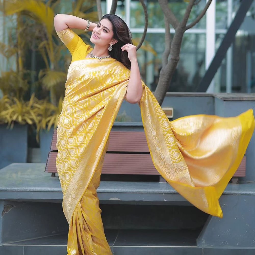 జూనియర్ సౌందర్యగా తనకంటూ ఓ గుర్తింపు తెచ్చుకున్న ఈ బ్యూటీ.. తెలుగుతోపాటు.. తమిళంలోనూ ఎన్నో సూపర్ హిట్స్ అందుకుంది. 