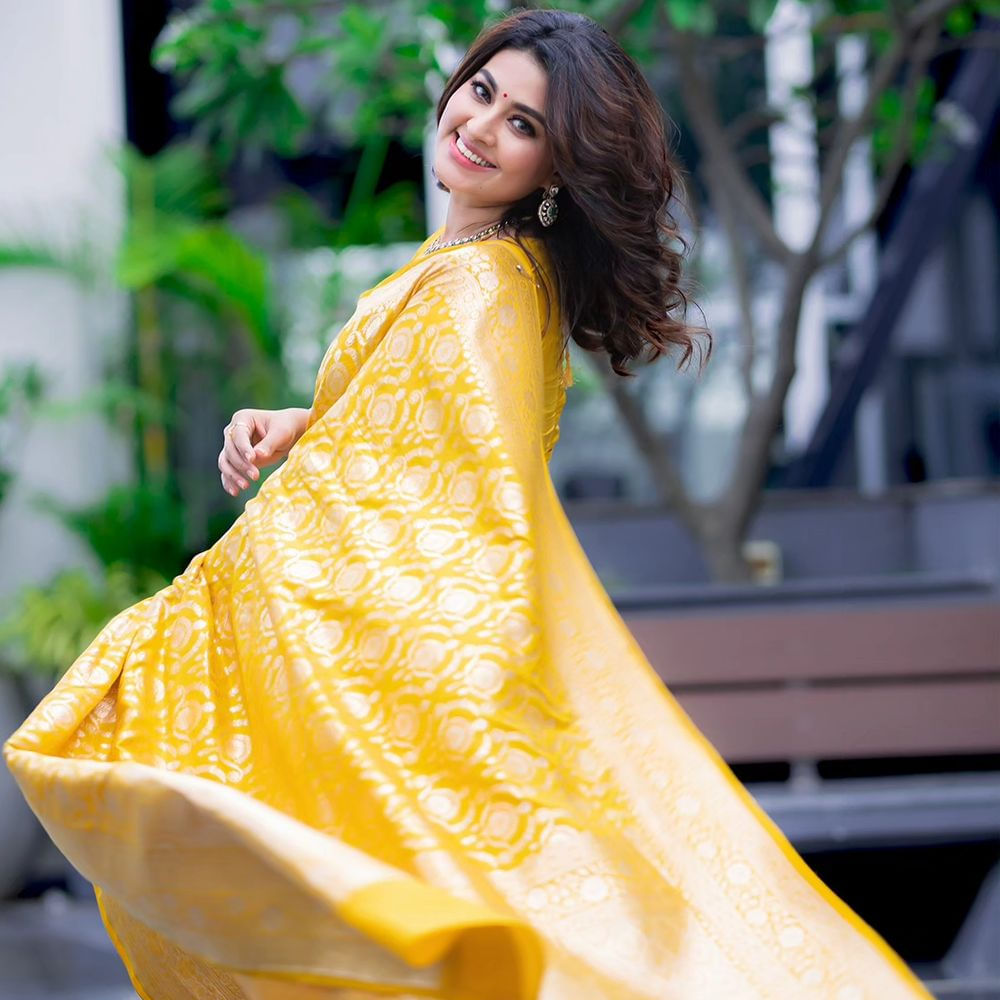 తమిళ్ హీరో ప్రసన్నతో పెళ్లి తర్వాత సినిమాలకు దూరమైన స్నేహ.. ఇప్పుడిప్పుడే సెకండ్ ఇన్నింగ్స్ షూరు చేసింది. 