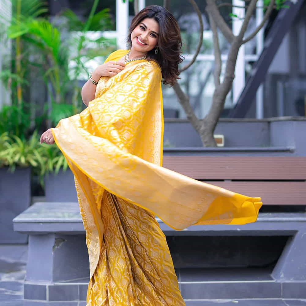 కేవలం సారీ ఫోటోస్ మాత్రమే కాకుండా మోడ్రన్ ఫోటోస్ సైతం నెట్టింట షేర్ చేస్తుంది స్నేహ.