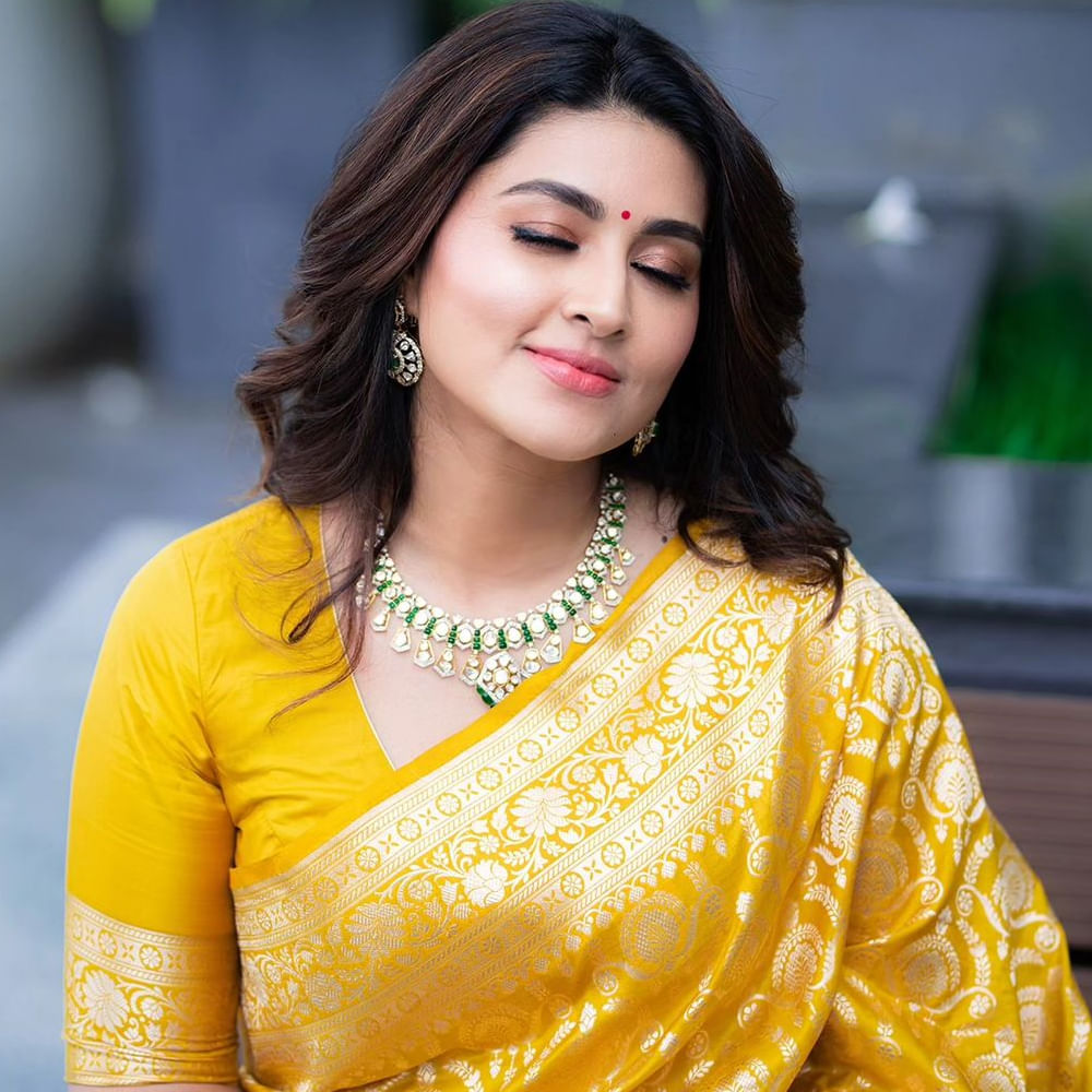 పసిడి వర్ణంలో స్నేహ నిగారింపుకు పుత్తడి సైతం చిన్నపోతుందేమో అన్నట్లుగా కనిపిస్తుంది హీరోయిన్. 