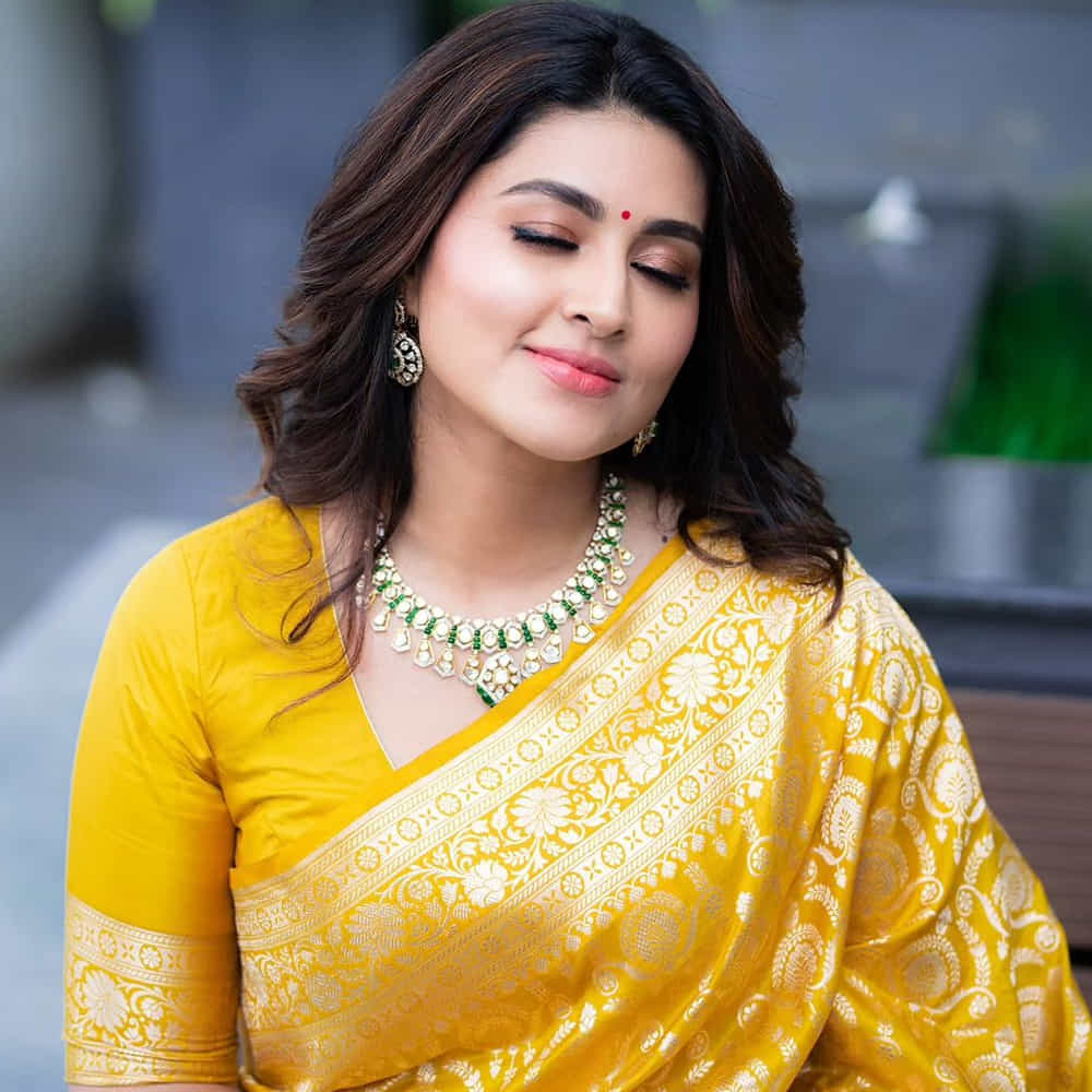 పసిడి వర్ణంలో స్నేహ నిగారింపుకు పుత్తడి సైతం చిన్నపోతుందేమో అన్నట్లుగా కనిపిస్తుంది హీరోయిన్.