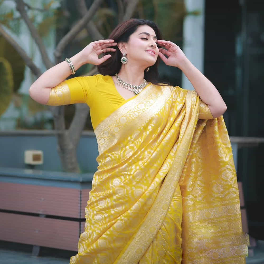 కేవలం సారీ ఫోటోస్ మాత్రమే కాకుండా మోడ్రన్ ఫోటోస్ సైతం నెట్టింట షేర్ చేస్తుంది స్నేహ.