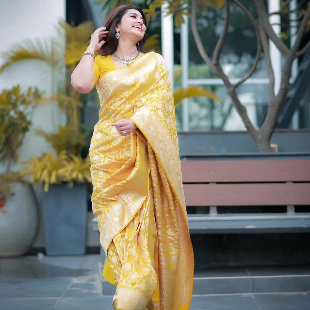 పసిడి వర్ణంలో స్నేహ నిగారింపుకు పుత్తడి సైతం చిన్నపోతుందేమో అన్నట్లుగా కనిపిస్తుంది హీరోయిన్.