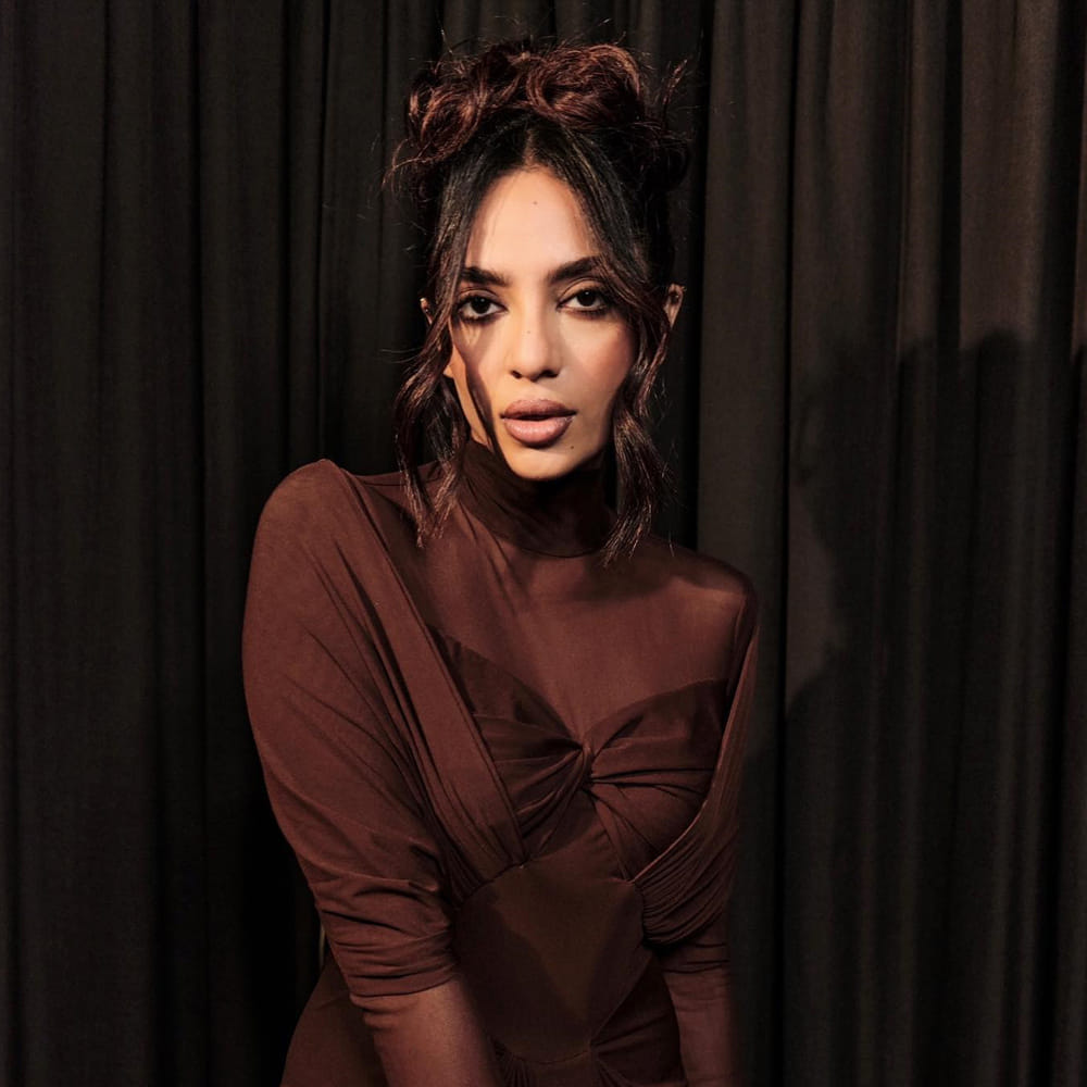 శోభిత ధూళిపాళ మోడలింగ్ రంగంలో కెరీర్ మొదలు పెట్టి మెల్లగా సినిమా రంగం లోకి వచ్చింది. గూఢచారి సినిమాతో తెలుగు తెరకు పరిచయమైన శోభిత. సోషల్ మీడియాలో ఎప్పుడు యాక్టీవ్గా ఉంటూ నయా ఫోటోస్ ను షేర్ చేస్తూ ఉంటుంది ఈ ముద్దుగుమ్మ.