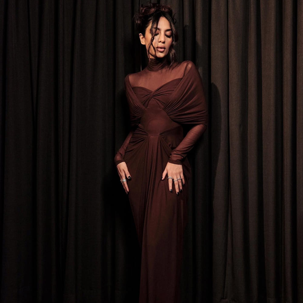 శోభిత ధూళిపాళ మోడలింగ్ రంగంలో కెరీర్ మొదలు పెట్టి మెల్లగా సినిమా రంగం లోకి వచ్చింది. గూఢచారి సినిమాతో తెలుగు తెరకు పరిచయమైన శోభిత. సోషల్ మీడియాలో ఎప్పుడు యాక్టీవ్‌గా ఉంటూ నయా ఫోటోస్ ను షేర్ చేస్తూ ఉంటుంది ఈ ముద్దుగుమ్మ.