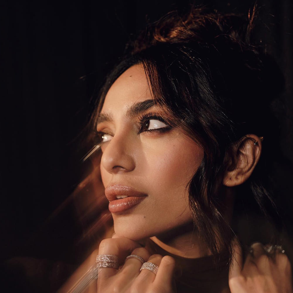 శోభిత ధూళిపాళ మోడలింగ్ రంగంలో కెరీర్ మొదలు పెట్టి మెల్లగా సినిమా రంగం లోకి వచ్చింది. గూఢచారి సినిమాతో తెలుగు తెరకు పరిచయమైన శోభిత. సోషల్ మీడియాలో ఎప్పుడు యాక్టీవ్‌గా ఉంటూ నయా ఫోటోస్ ను షేర్ చేస్తూ ఉంటుంది ఈ ముద్దుగుమ్మ.