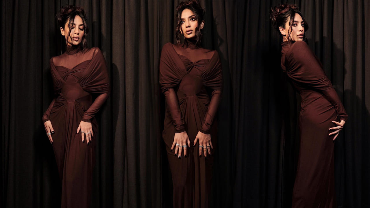 శోభిత ధూళిపాళ మోడలింగ్ రంగంలో కెరీర్ మొదలు పెట్టి మెల్లగా సినిమా రంగం లోకి వచ్చింది. గూఢచారి సినిమాతో తెలుగు తెరకు పరిచయమైన శోభిత. సోషల్ మీడియాలో ఎప్పుడు యాక్టీవ్‌గా ఉంటూ నయా ఫోటోస్ ను షేర్ చేస్తూ ఉంటుంది ఈ ముద్దుగుమ్మ.