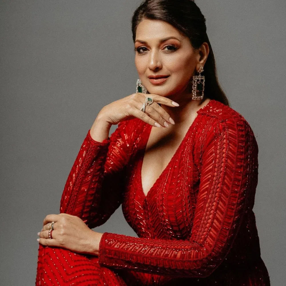 Sonali Bendre is married to Goldie Behel, a famous director, producer and writer.  The couple has a son named Ranveer. 