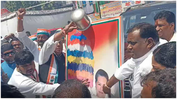 Watch Video: తెలంగాణ అవతరణ దినోత్సవ వేడుకలు.. సోనియా గాంధీ చిత్రపటానికి వీహెచ్ పాలాభిషేకం.. Watch Video: తెలంగాణ అవతరణ దినోత్సవ వేడుకలు.. సోనియా గాంధీ చిత్రపటానికి వీహెచ్ పాలాభిషేకం..