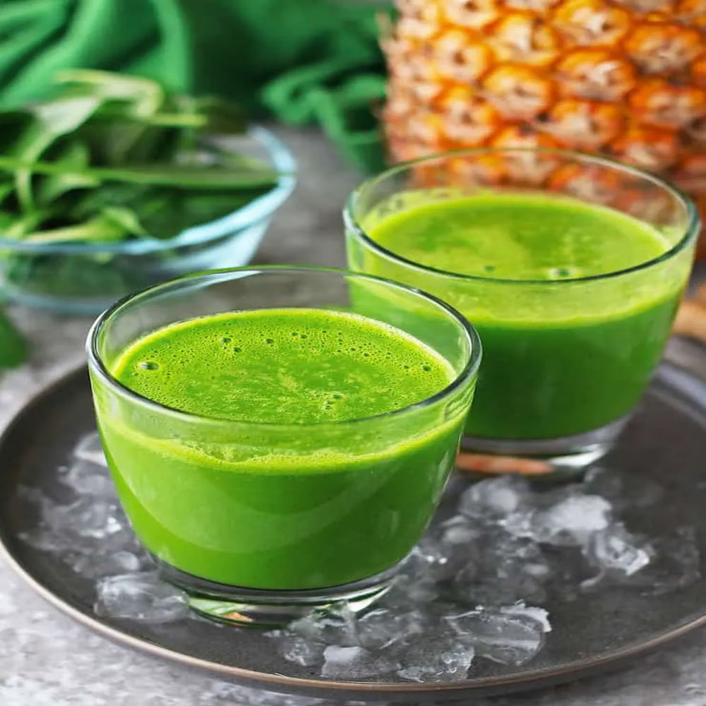 How to make Spinach and Pineapple Energy Drink- For this you need one cup of spinach.  Cut up small pieces of pineapple, a cup of apple and make a smoothie.  After this add salt and lemon juice and drink it.