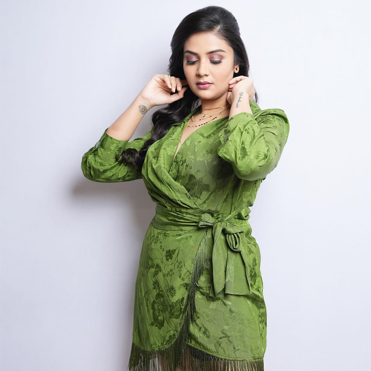 అటు అందం.. ఇటు చురుకైన మాటకారితనంతో తనకంటూ ప్రత్యేక గుర్తింపు తెచ్చుకుంది యాంకర్ శ్రీముఖి. బుల్లితెరపై టాప్ యాంకర్లలో ఒకరిగా వెలుగొందుతున్న శ్రీముఖి ఎప్పటికప్పుడు సోషల్ మీడియాలో తాజా ఫోటోలను షేర్ చేస్తూ వస్తోంది. ఆమె ఇటీవల పోస్ట్ చేసిన ఫొటోస్ నెట్టింట వైరల్ అవుతోంది.  
