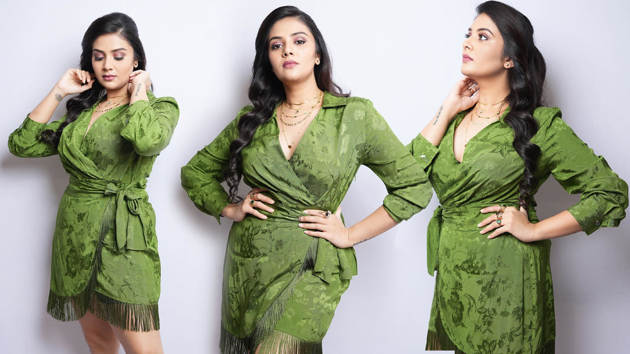 అటు అందం.. ఇటు చురుకైన మాటకారితనంతో తనకంటూ ప్రత్యేక గుర్తింపు తెచ్చుకుంది యాంకర్ శ్రీముఖి. బుల్లితెరపై టాప్ యాంకర్లలో ఒకరిగా వెలుగొందుతున్న శ్రీముఖి ఎప్పటికప్పుడు సోషల్ మీడియాలో తాజా ఫోటోలను షేర్ చేస్తూ వస్తోంది. ఆమె ఇటీవల పోస్ట్ చేసిన ఫొటోస్ నెట్టింట వైరల్ అవుతోంది.  
