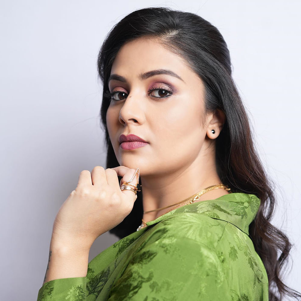 అటు అందం.. ఇటు చురుకైన మాటకారితనంతో తనకంటూ ప్రత్యేక గుర్తింపు తెచ్చుకుంది యాంకర్ శ్రీముఖి. బుల్లితెరపై టాప్ యాంకర్లలో ఒకరిగా వెలుగొందుతున్న శ్రీముఖి ఎప్పటికప్పుడు సోషల్ మీడియాలో తాజా ఫోటోలను షేర్ చేస్తూ వస్తోంది. ఆమె ఇటీవల పోస్ట్ చేసిన ఫొటోస్ నెట్టింట వైరల్ అవుతోంది.  
