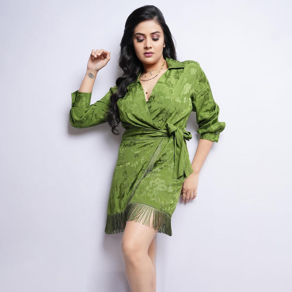 అటు అందం.. ఇటు చురుకైన మాటకారితనంతో తనకంటూ ప్రత్యేక గుర్తింపు తెచ్చుకుంది యాంకర్ శ్రీముఖి. బుల్లితెరపై టాప్ యాంకర్లలో ఒకరిగా వెలుగొందుతున్న శ్రీముఖి ఎప్పటికప్పుడు సోషల్ మీడియాలో తాజా ఫోటోలను షేర్ చేస్తూ వస్తోంది. ఆమె ఇటీవల పోస్ట్ చేసిన ఫొటోస్ నెట్టింట వైరల్ అవుతోంది.  
