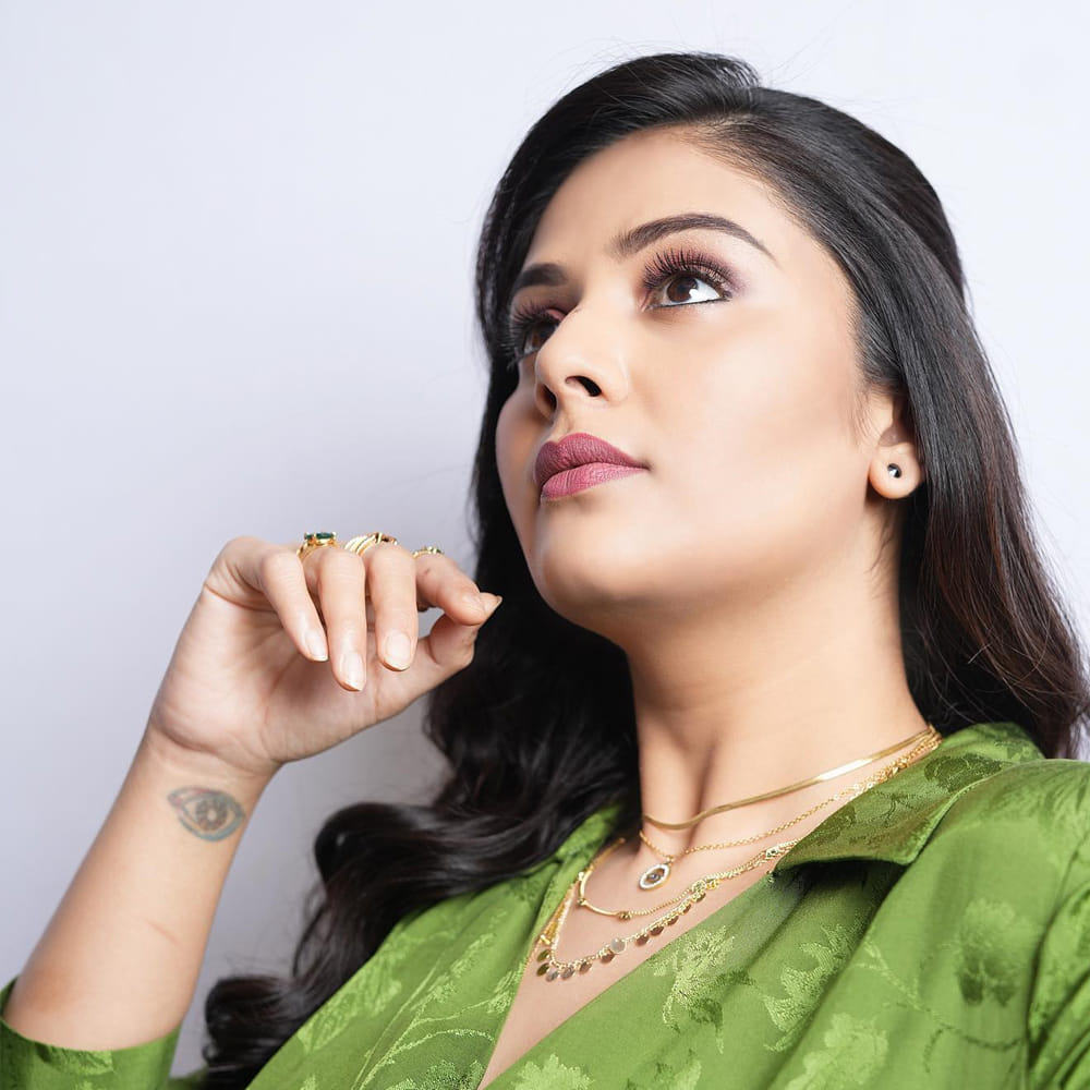 అటు అందం.. ఇటు చురుకైన మాటకారితనంతో తనకంటూ ప్రత్యేక గుర్తింపు తెచ్చుకుంది యాంకర్ శ్రీముఖి. బుల్లితెరపై టాప్ యాంకర్లలో ఒకరిగా వెలుగొందుతున్న శ్రీముఖి ఎప్పటికప్పుడు సోషల్ మీడియాలో తాజా ఫోటోలను షేర్ చేస్తూ వస్తోంది. ఆమె ఇటీవల పోస్ట్ చేసిన ఫొటోస్ నెట్టింట వైరల్ అవుతోంది.  
