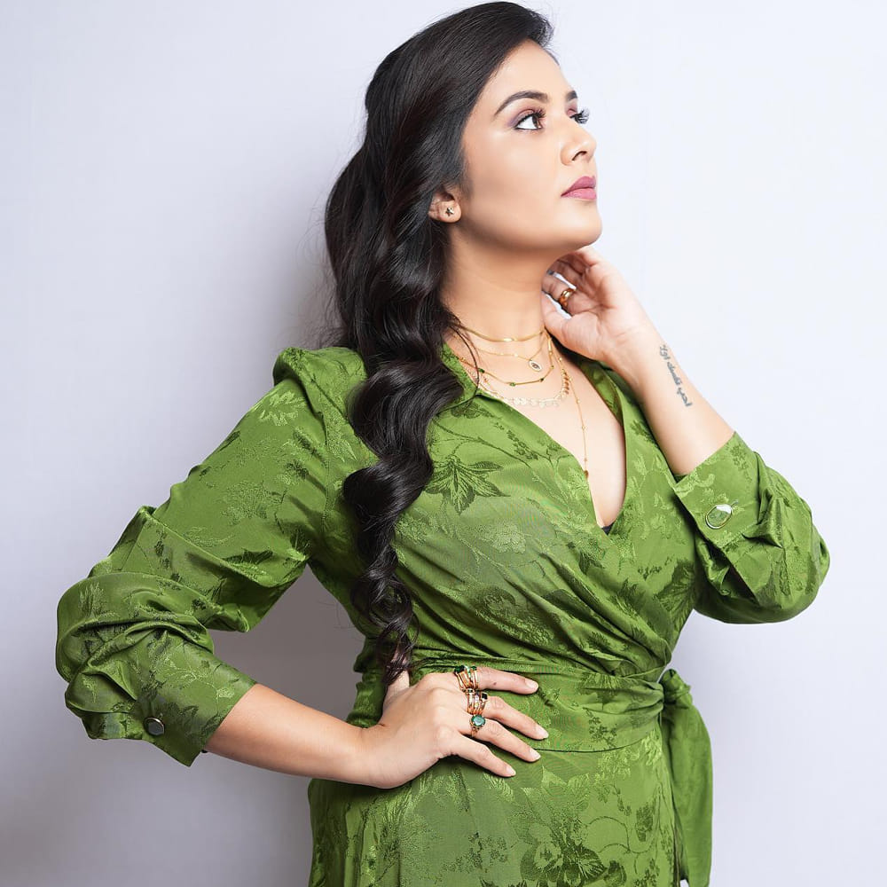 అటు అందం.. ఇటు చురుకైన మాటకారితనంతో తనకంటూ ప్రత్యేక గుర్తింపు తెచ్చుకుంది యాంకర్ శ్రీముఖి. బుల్లితెరపై టాప్ యాంకర్లలో ఒకరిగా వెలుగొందుతున్న శ్రీముఖి ఎప్పటికప్పుడు సోషల్ మీడియాలో తాజా ఫోటోలను షేర్ చేస్తూ వస్తోంది. ఆమె ఇటీవల పోస్ట్ చేసిన ఫొటోస్ నెట్టింట వైరల్ అవుతోంది.  
