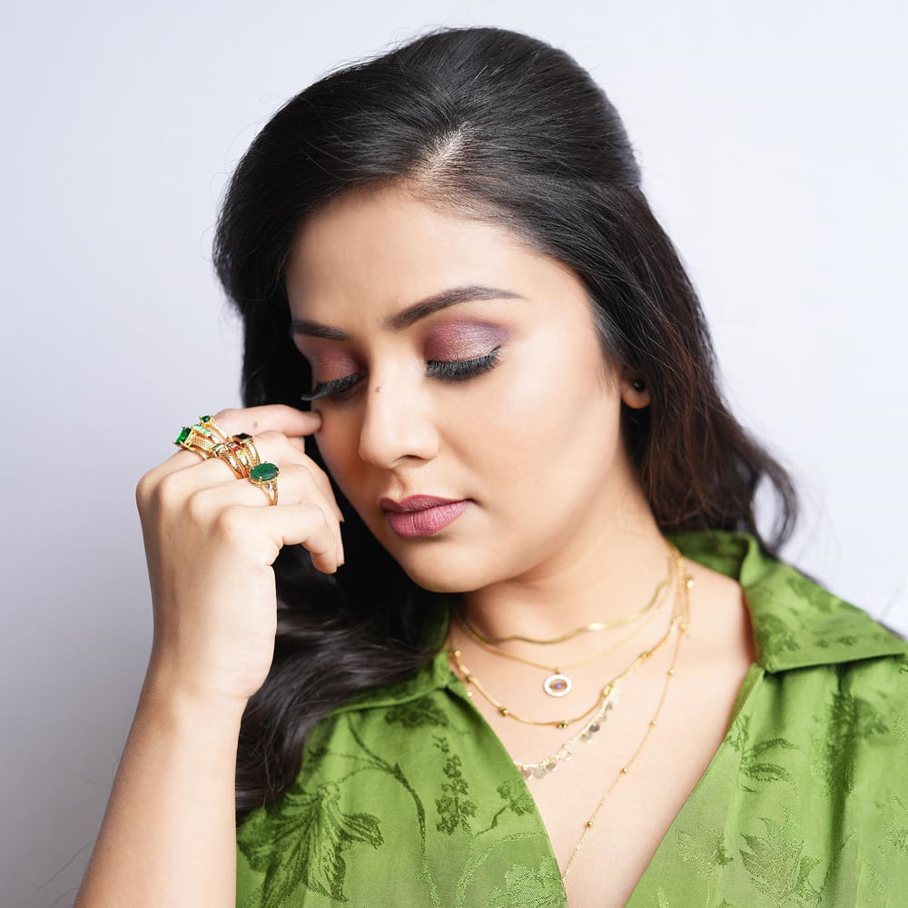 అటు అందం.. ఇటు చురుకైన మాటకారితనంతో తనకంటూ ప్రత్యేక గుర్తింపు తెచ్చుకుంది యాంకర్ శ్రీముఖి. బుల్లితెరపై టాప్ యాంకర్లలో ఒకరిగా వెలుగొందుతున్న శ్రీముఖి ఎప్పటికప్పుడు సోషల్ మీడియాలో తాజా ఫోటోలను షేర్ చేస్తూ వస్తోంది. ఆమె ఇటీవల పోస్ట్ చేసిన ఫొటోస్ నెట్టింట వైరల్ అవుతోంది.  
