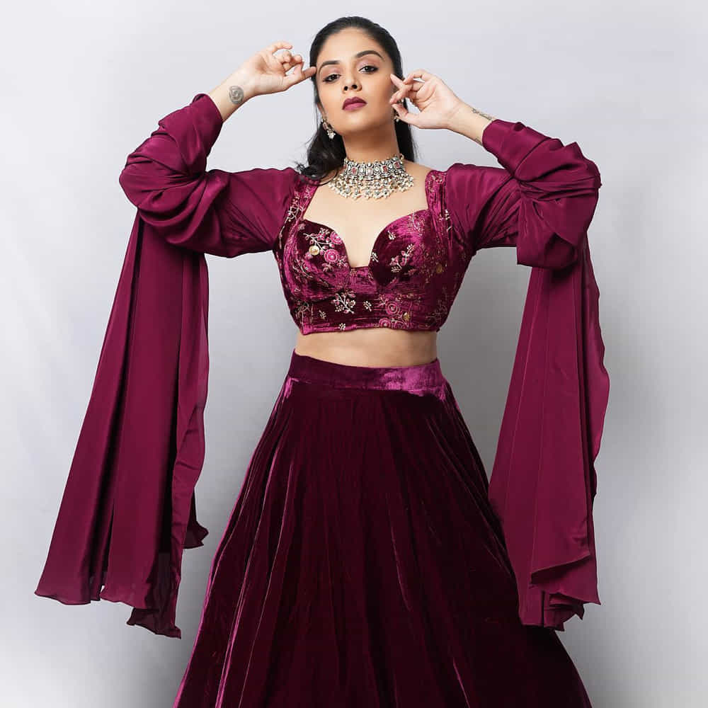 శ్రీముఖి.. ఈ అమ్మడు స్క్రీన్ మీద కనిపిస్తే చాలు ఎక్కడాలేని ఎనర్జీ వచ్చేస్తుంది. అందచందాలతో చురుకైన మాటలతో యాంకరింగ్ చేస్తూ తెలుగు వారిని గత కొన్నేళ్లుగా అలరిస్తూ వస్తోంది యాంకర్ శ్రీముఖి. తాజాగా సోషల్ మీడియాలో ఆమె షేర్ చేసిన ఫొటోస్ వైరల్ అవుతున్నాయి. 