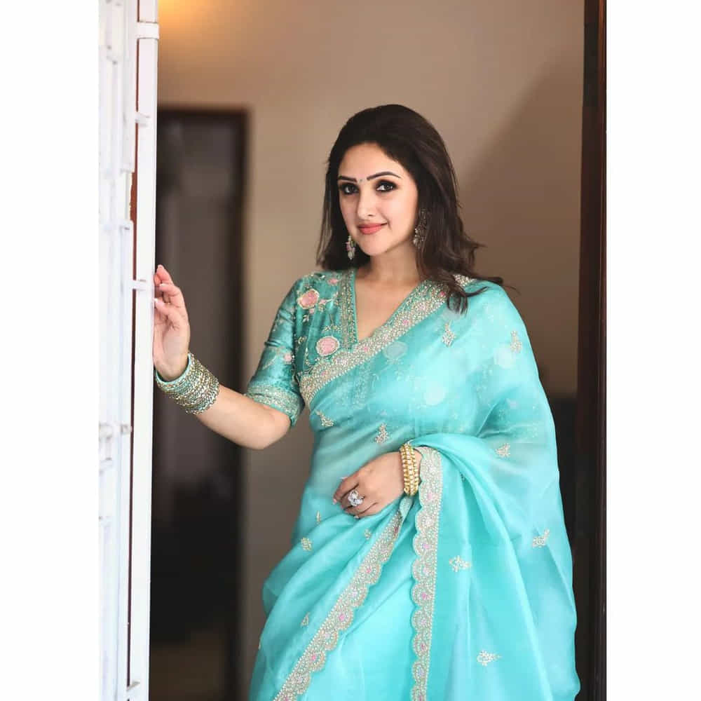  లవ్ వైరస్ అనే తమిళ సినిమాతో శ్రీదేవి విజయకుమార్ హీరోయిన్ గా ఎంట్రీ ఇచ్చింది.