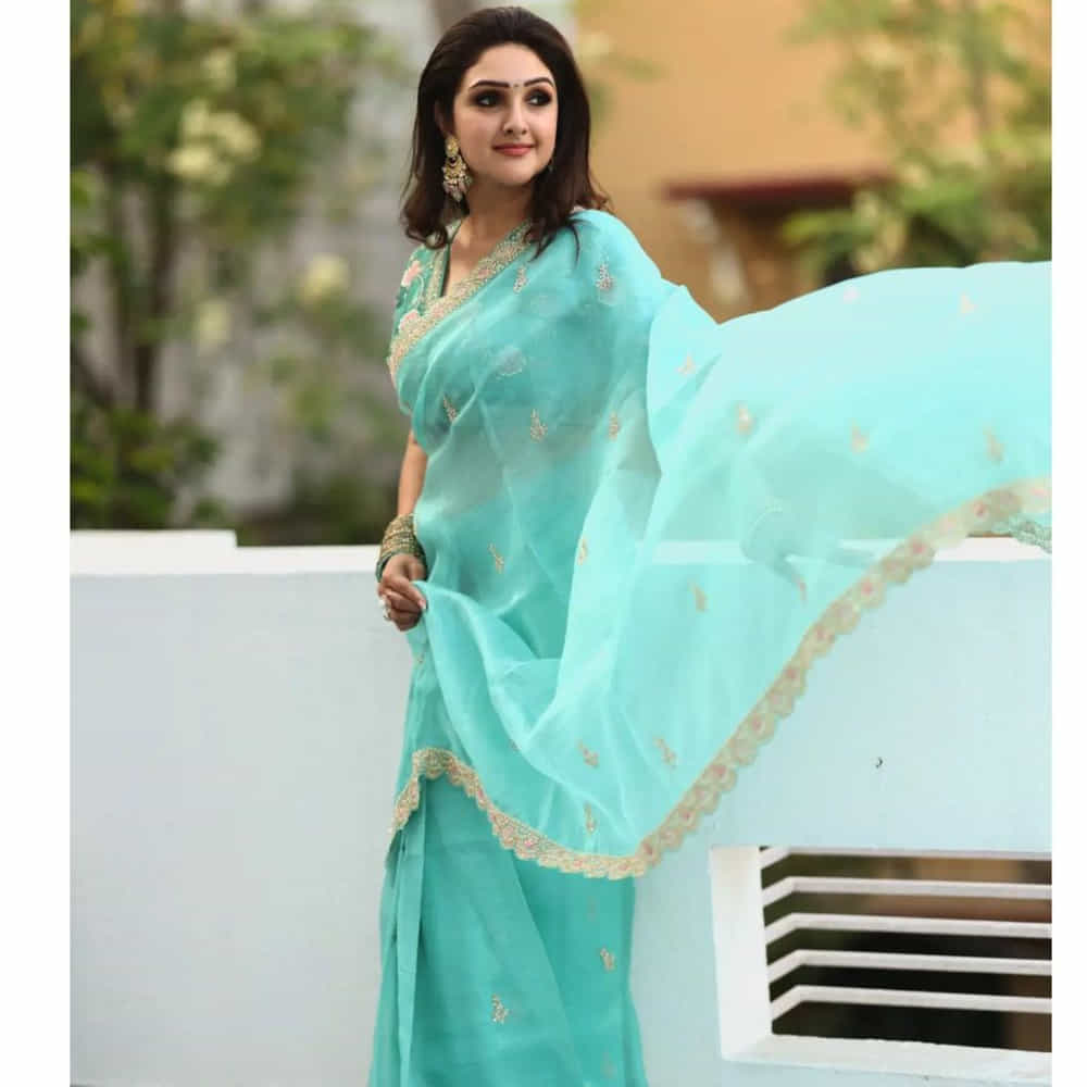  శ్రీదేవి విజయకుమార్ తెలుగులో నిన్నే ఇష్టపడ్డాను, పెళ్లి కాని ప్రసాద్, వీర చిత్రాల్లో నటించి మెప్పించారు. 