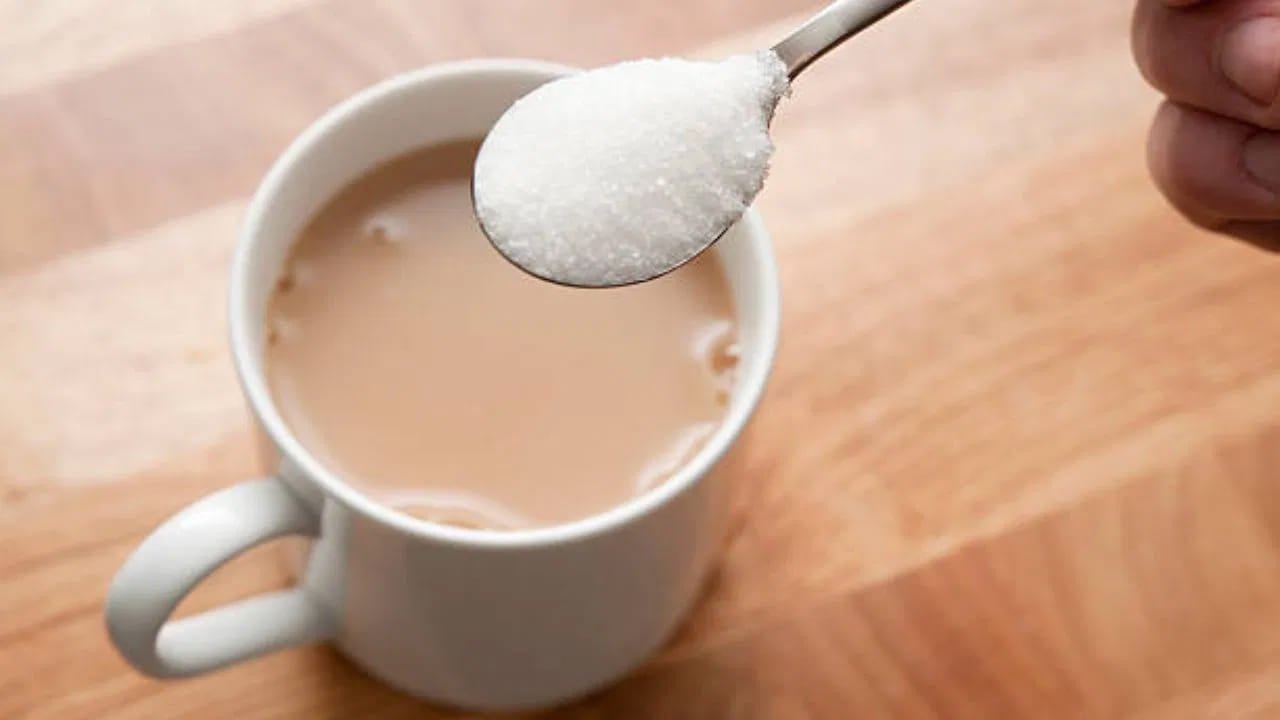 మళ్లీ పాలలో పంచదార కలిపి టీ తాగితే ఎక్కువ కేలరీలు పెరుగుతాయి. చక్కెరతో టీ తాగడం ఆరోగ్యకరమైన అలవాటు కాదు. ఇది మంచి రుచిగా ఉంటుంది. కానీ ఎటువంటి ఆరోగ్య ప్రయోజనాలను అందించదు.