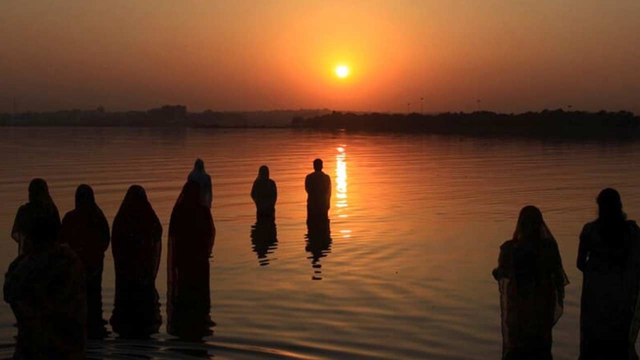 Sun day Puja Tips: డబ్బు సమస్యలా లక్ష్మీదేవి అనుగ్రహం కోసం ఆదివారం ఈ పరిహారాలు చేసి చూడండి