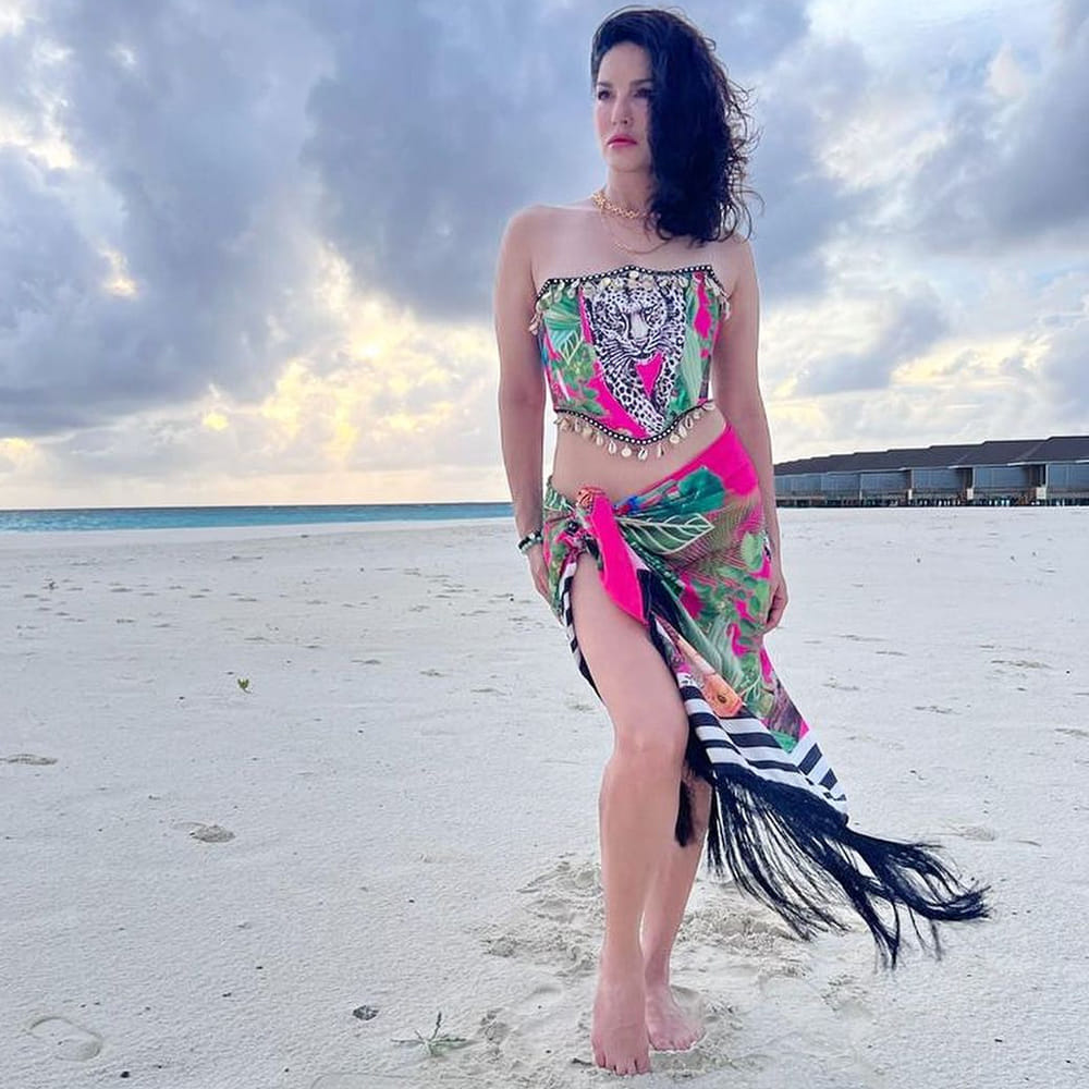 బాలీవుడ్ హాటీ సన్నీలియోన్ సినిమాలతో పాటు సోషల్ మీడియాలోనూ యాక్టివ్‌గా ఉంటుంది..తన సినిమా విశేషాలతో పాటు వెకేషన్‌, డ్రెస్సింగ్‌ విషయాలను కూడా అందులో పంచుకుంటుంది. ప్రస్తుతం బాలీవుడ్‌తో పాటు దక్షిణాది సినిమాలపై కూడా ఆసక్తి చూపిస్తోంది సన్నీ. ఇటీవలే మంచు విష్ణు సరసన జిన్నాలో కనిపించి సందడి చేసింది. సన్నీలియోన్ తన ఇన్‌స్టాగ్రామ్‌లో అప్‌లోడ్ చేసిన తాజా ఫోటోలకు కుర్రకారు ఫిదా అవుతున్నారు.