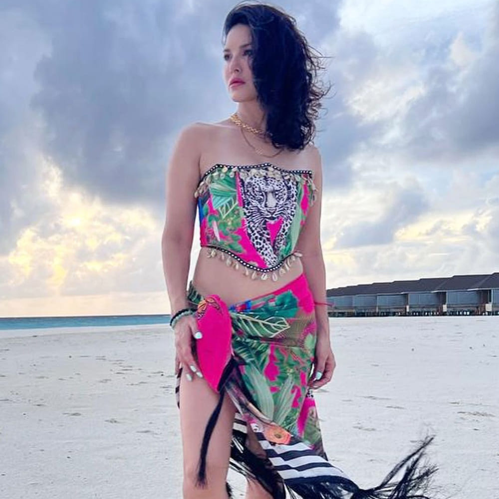 బాలీవుడ్ హాటీ సన్నీలియోన్ సినిమాలతో పాటు సోషల్ మీడియాలోనూ యాక్టివ్‌గా ఉంటుంది..తన సినిమా విశేషాలతో పాటు వెకేషన్‌, డ్రెస్సింగ్‌ విషయాలను కూడా అందులో పంచుకుంటుంది. ప్రస్తుతం బాలీవుడ్‌తో పాటు దక్షిణాది సినిమాలపై కూడా ఆసక్తి చూపిస్తోంది సన్నీ. ఇటీవలే మంచు విష్ణు సరసన జిన్నాలో కనిపించి సందడి చేసింది. సన్నీలియోన్ తన ఇన్‌స్టాగ్రామ్‌లో అప్‌లోడ్ చేసిన తాజా ఫోటోలకు కుర్రకారు ఫిదా అవుతున్నారు.