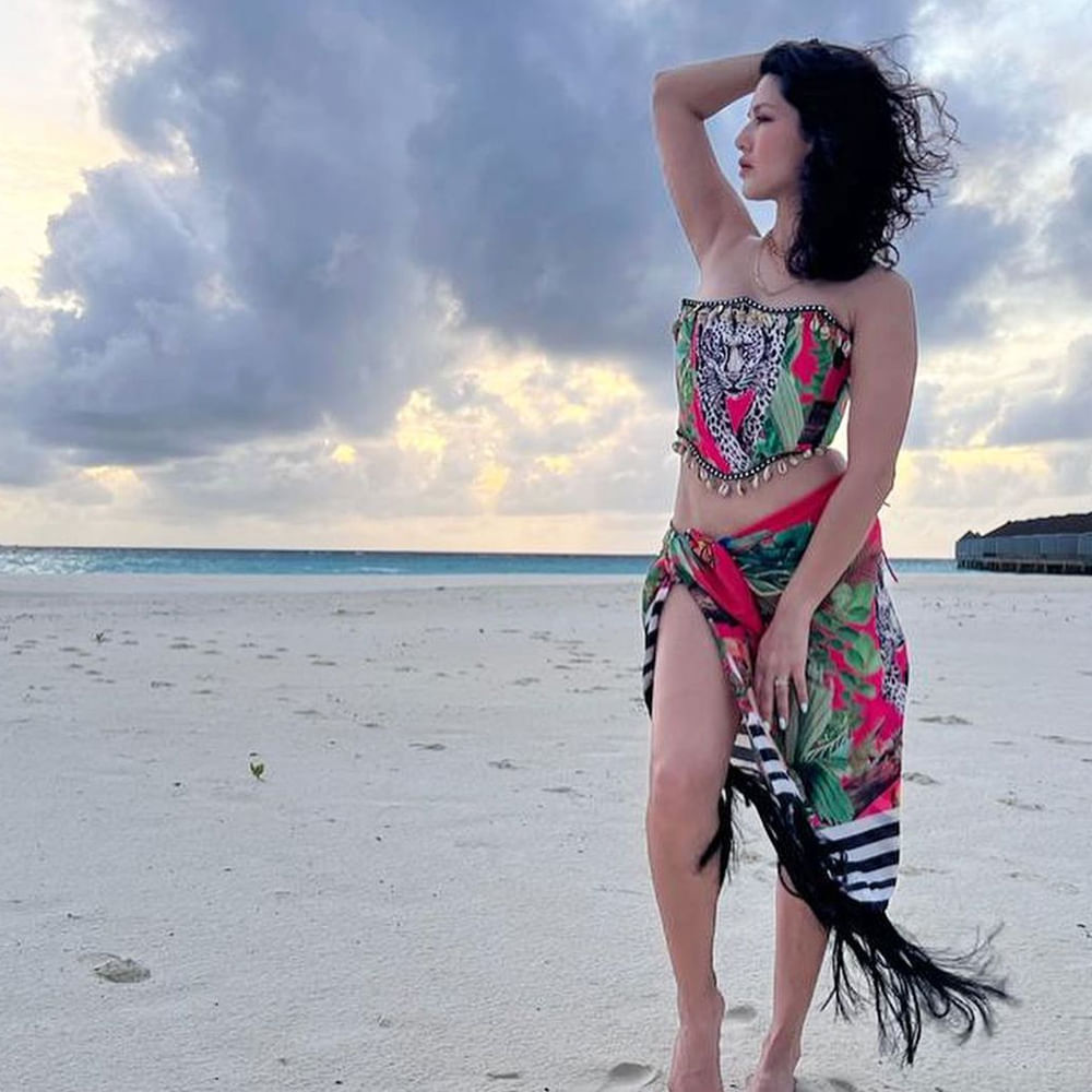 బాలీవుడ్ హాటీ సన్నీలియోన్ సినిమాలతో పాటు సోషల్ మీడియాలోనూ యాక్టివ్‌గా ఉంటుంది..తన సినిమా విశేషాలతో పాటు వెకేషన్‌, డ్రెస్సింగ్‌ విషయాలను కూడా అందులో పంచుకుంటుంది. ప్రస్తుతం బాలీవుడ్‌తో పాటు దక్షిణాది సినిమాలపై కూడా ఆసక్తి చూపిస్తోంది సన్నీ. ఇటీవలే మంచు విష్ణు సరసన జిన్నాలో కనిపించి సందడి చేసింది. సన్నీలియోన్ తన ఇన్‌స్టాగ్రామ్‌లో అప్‌లోడ్ చేసిన తాజా ఫోటోలకు కుర్రకారు ఫిదా అవుతున్నారు.