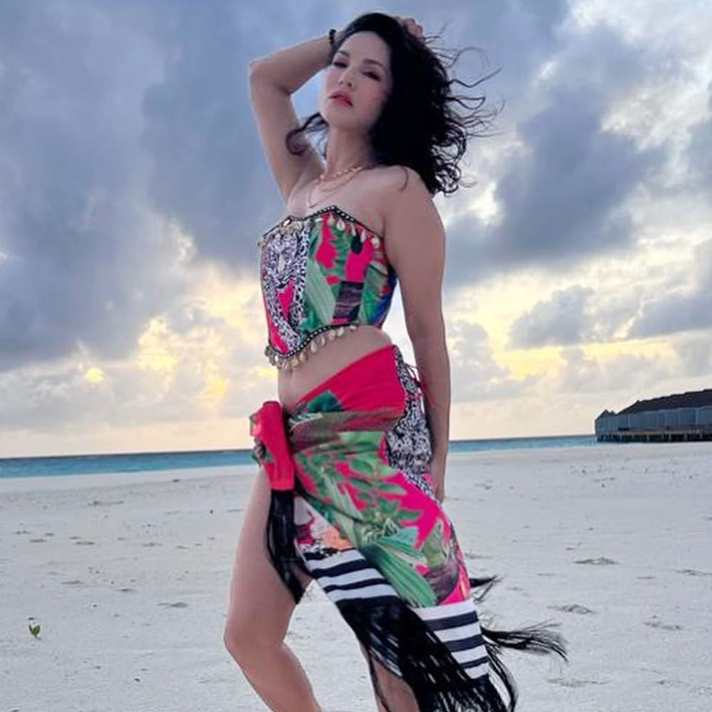 బాలీవుడ్ హాటీ సన్నీలియోన్ సినిమాలతో పాటు సోషల్ మీడియాలోనూ యాక్టివ్‌గా ఉంటుంది..తన సినిమా విశేషాలతో పాటు వెకేషన్‌, డ్రెస్సింగ్‌ విషయాలను కూడా అందులో పంచుకుంటుంది. ప్రస్తుతం బాలీవుడ్‌తో పాటు దక్షిణాది సినిమాలపై కూడా ఆసక్తి చూపిస్తోంది సన్నీ. ఇటీవలే మంచు విష్ణు సరసన జిన్నాలో కనిపించి సందడి చేసింది. సన్నీలియోన్ తన ఇన్‌స్టాగ్రామ్‌లో అప్‌లోడ్ చేసిన తాజా ఫోటోలకు కుర్రకారు ఫిదా అవుతున్నారు.