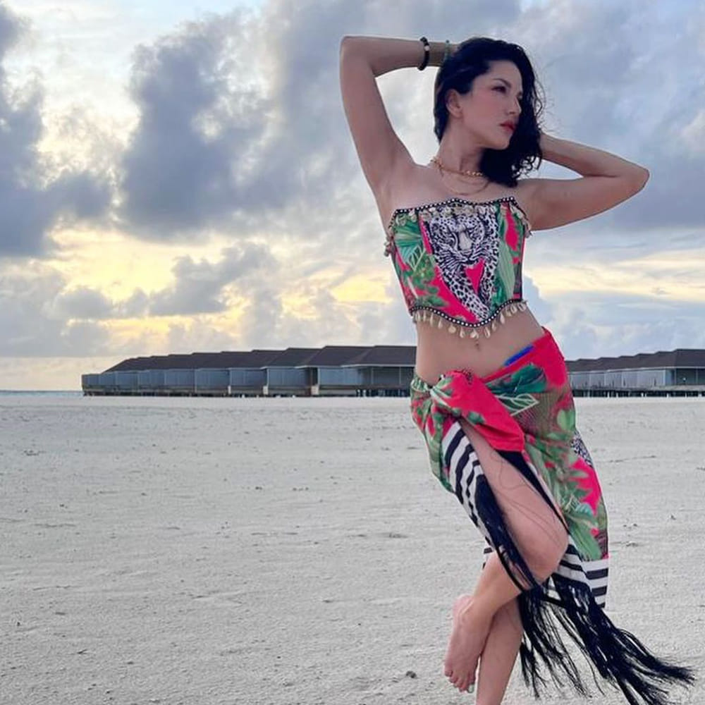 బాలీవుడ్ హాటీ సన్నీలియోన్ సినిమాలతో పాటు సోషల్ మీడియాలోనూ యాక్టివ్‌గా ఉంటుంది..తన సినిమా విశేషాలతో పాటు వెకేషన్‌, డ్రెస్సింగ్‌ విషయాలను కూడా అందులో పంచుకుంటుంది. ప్రస్తుతం బాలీవుడ్‌తో పాటు దక్షిణాది సినిమాలపై కూడా ఆసక్తి చూపిస్తోంది సన్నీ. ఇటీవలే మంచు విష్ణు సరసన జిన్నాలో కనిపించి సందడి చేసింది. సన్నీలియోన్ తన ఇన్‌స్టాగ్రామ్‌లో అప్‌లోడ్ చేసిన తాజా ఫోటోలకు కుర్రకారు ఫిదా అవుతున్నారు.