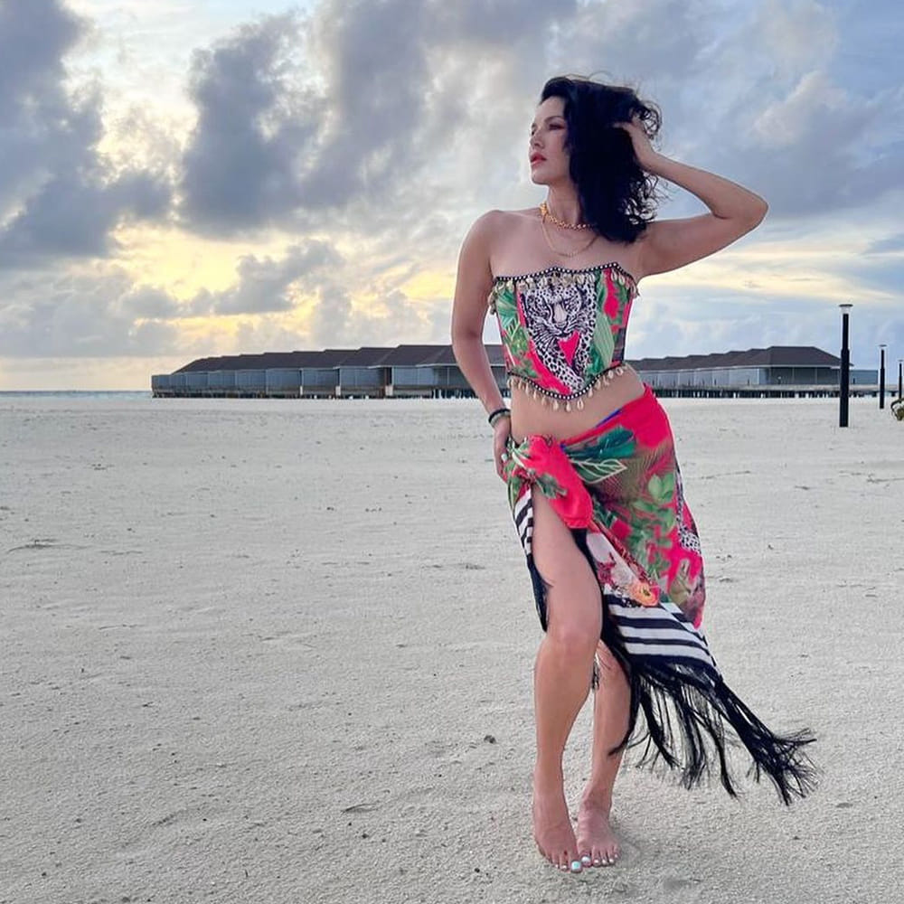 బాలీవుడ్ హాటీ సన్నీలియోన్ సినిమాలతో పాటు సోషల్ మీడియాలోనూ యాక్టివ్‌గా ఉంటుంది..తన సినిమా విశేషాలతో పాటు వెకేషన్‌, డ్రెస్సింగ్‌ విషయాలను కూడా అందులో పంచుకుంటుంది. ప్రస్తుతం బాలీవుడ్‌తో పాటు దక్షిణాది సినిమాలపై కూడా ఆసక్తి చూపిస్తోంది సన్నీ. ఇటీవలే మంచు విష్ణు సరసన జిన్నాలో కనిపించి సందడి చేసింది. సన్నీలియోన్ తన ఇన్‌స్టాగ్రామ్‌లో అప్‌లోడ్ చేసిన తాజా ఫోటోలకు కుర్రకారు ఫిదా అవుతున్నారు.