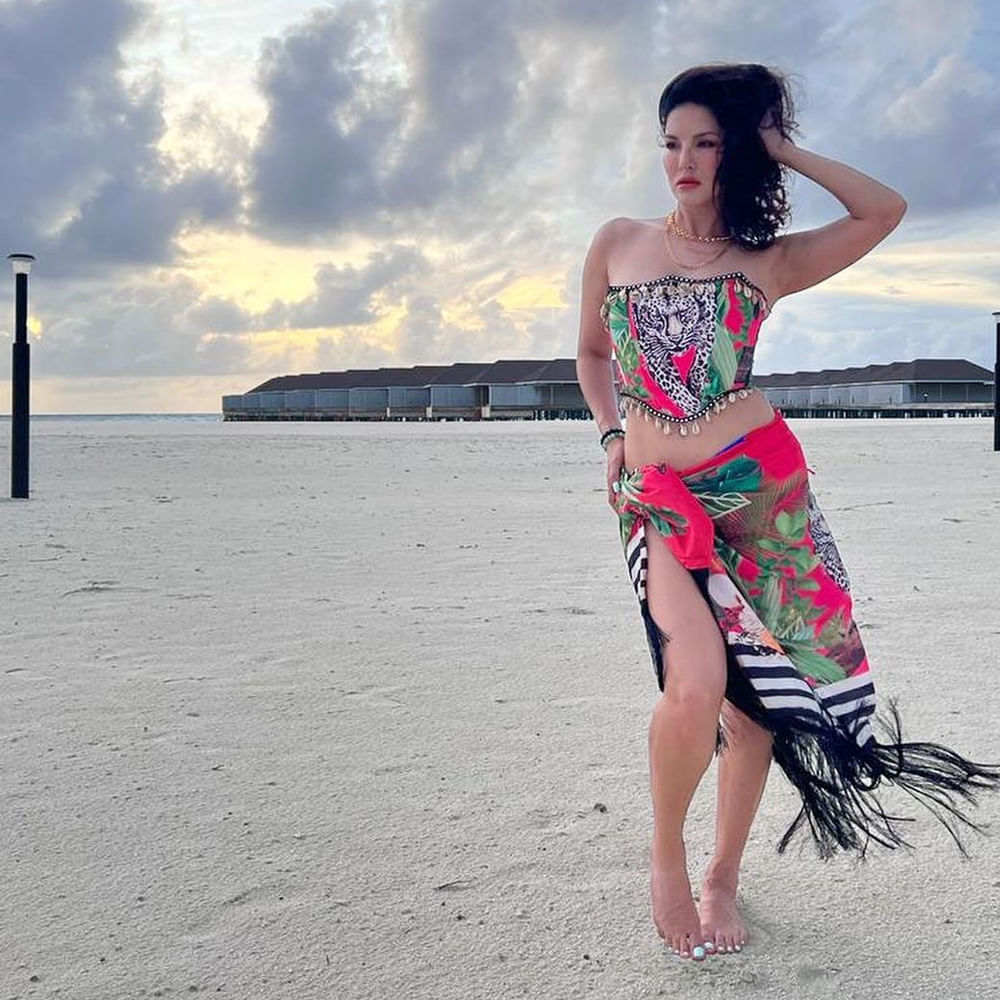 బాలీవుడ్ హాటీ సన్నీలియోన్ సినిమాలతో పాటు సోషల్ మీడియాలోనూ యాక్టివ్‌గా ఉంటుంది..తన సినిమా విశేషాలతో పాటు వెకేషన్‌, డ్రెస్సింగ్‌ విషయాలను కూడా అందులో పంచుకుంటుంది. ప్రస్తుతం బాలీవుడ్‌తో పాటు దక్షిణాది సినిమాలపై కూడా ఆసక్తి చూపిస్తోంది సన్నీ. ఇటీవలే మంచు విష్ణు సరసన జిన్నాలో కనిపించి సందడి చేసింది. సన్నీలియోన్ తన ఇన్‌స్టాగ్రామ్‌లో అప్‌లోడ్ చేసిన తాజా ఫోటోలకు కుర్రకారు ఫిదా అవుతున్నారు.