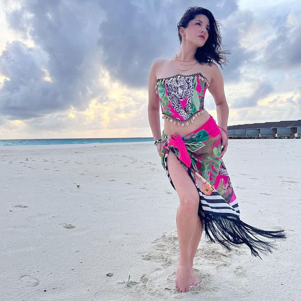 బాలీవుడ్ హాటీ సన్నీలియోన్ సినిమాలతో పాటు సోషల్ మీడియాలోనూ యాక్టివ్‌గా ఉంటుంది..తన సినిమా విశేషాలతో పాటు వెకేషన్‌, డ్రెస్సింగ్‌ విషయాలను కూడా అందులో పంచుకుంటుంది. ప్రస్తుతం బాలీవుడ్‌తో పాటు దక్షిణాది సినిమాలపై కూడా ఆసక్తి చూపిస్తోంది సన్నీ. ఇటీవలే మంచు విష్ణు సరసన జిన్నాలో కనిపించి సందడి చేసింది. సన్నీలియోన్ తన ఇన్‌స్టాగ్రామ్‌లో అప్‌లోడ్ చేసిన తాజా ఫోటోలకు కుర్రకారు ఫిదా అవుతున్నారు.