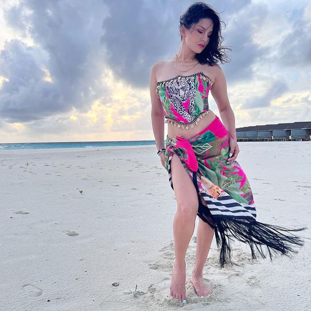 బాలీవుడ్ హాటీ సన్నీలియోన్ సినిమాలతో పాటు సోషల్ మీడియాలోనూ యాక్టివ్‌గా ఉంటుంది..తన సినిమా విశేషాలతో పాటు వెకేషన్‌, డ్రెస్సింగ్‌ విషయాలను కూడా అందులో పంచుకుంటుంది. ప్రస్తుతం బాలీవుడ్‌తో పాటు దక్షిణాది సినిమాలపై కూడా ఆసక్తి చూపిస్తోంది సన్నీ. ఇటీవలే మంచు విష్ణు సరసన జిన్నాలో కనిపించి సందడి చేసింది. సన్నీలియోన్ తన ఇన్‌స్టాగ్రామ్‌లో అప్‌లోడ్ చేసిన తాజా ఫోటోలకు కుర్రకారు ఫిదా అవుతున్నారు.