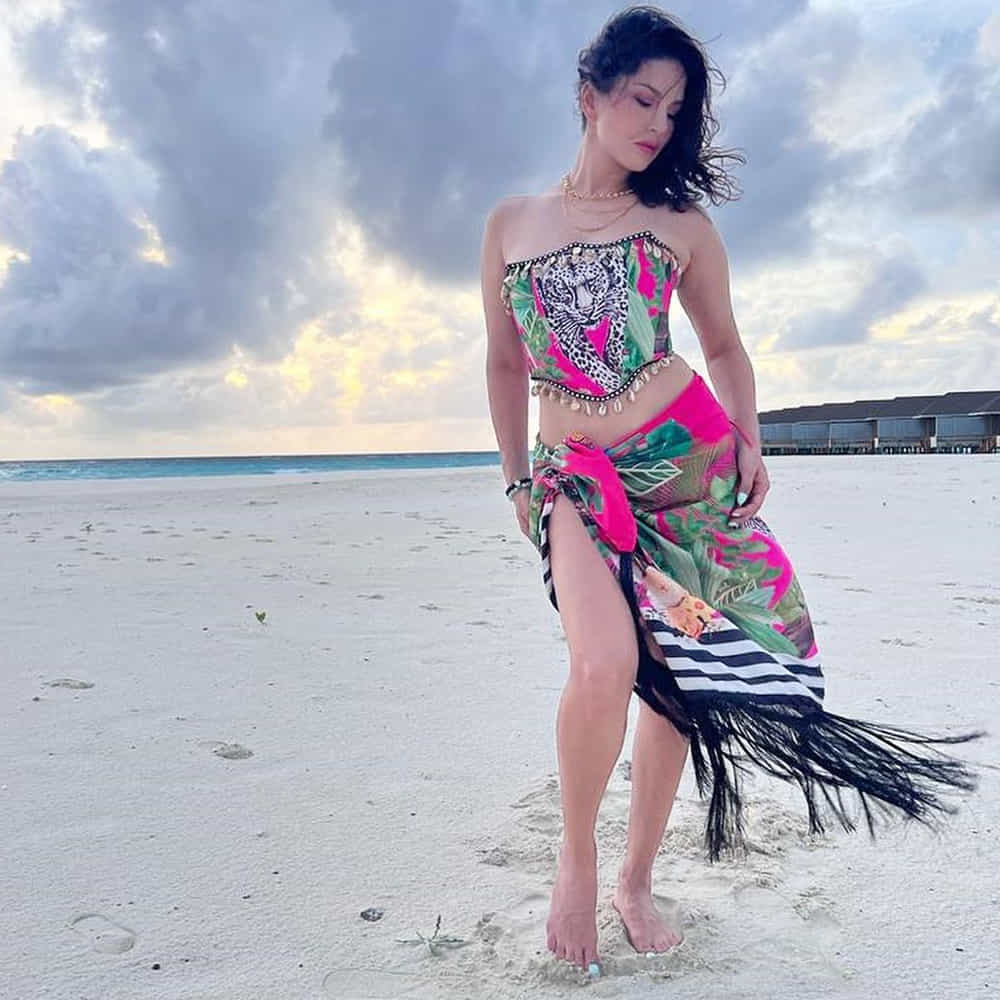 బాలీవుడ్ హాటీ సన్నీలియోన్ సినిమాలతో పాటు సోషల్ మీడియాలోనూ యాక్టివ్గా ఉంటుంది..తన సినిమా విశేషాలతో పాటు వెకేషన్, డ్రెస్సింగ్ విషయాలను కూడా అందులో పంచుకుంటుంది. ప్రస్తుతం బాలీవుడ్తో పాటు దక్షిణాది సినిమాలపై కూడా ఆసక్తి చూపిస్తోంది సన్నీ. ఇటీవలే మంచు విష్ణు సరసన జిన్నాలో కనిపించి సందడి చేసింది. సన్నీలియోన్ తన ఇన్స్టాగ్రామ్లో అప్లోడ్ చేసిన తాజా ఫోటోలకు కుర్రకారు ఫిదా అవుతున్నారు.