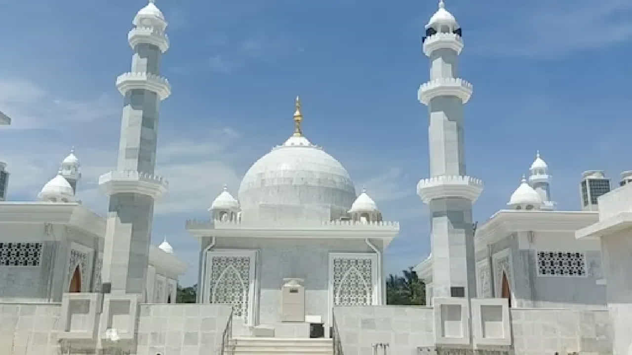 అతను రాజస్థాన్ నుండి పాలరాయిని కొనుగోలు చేశాడు. ఆగ్రాలోని తాజ్ మహల్లో వలె స్మారక చిహ్నం చుట్టూ ద్వారాలు ఏర్పాటు చేశాడు. జూన్ 2న స్మారక చిహ్నాన్ని ప్రజల సందర్శనార్థం ప్రారంభించాడు.
ఇది అన్ని మతాల ప్రజలు ధ్యానం చేయగల ధ్యాన కేంద్రాలు, ప్రస్తుతం 10 మంది విద్యార్థులు ఉంటున్న మదర్సాను ఏర్పాటు చేశారు.