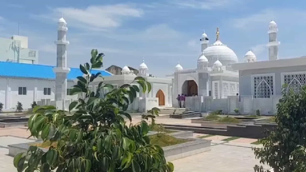 తమిళనాడుకు చెందిన ఓ వ్యాపారవేత్త తన తల్లిపై ప్రేమతో తాజ్మహల్ను తలపించే భారీ స్మారక చిహ్నాన్ని నిర్మించాడు. ఈ స్మారకం తమిళనాడులోని తిరువారూర్ జిల్లాలో ఉంది.