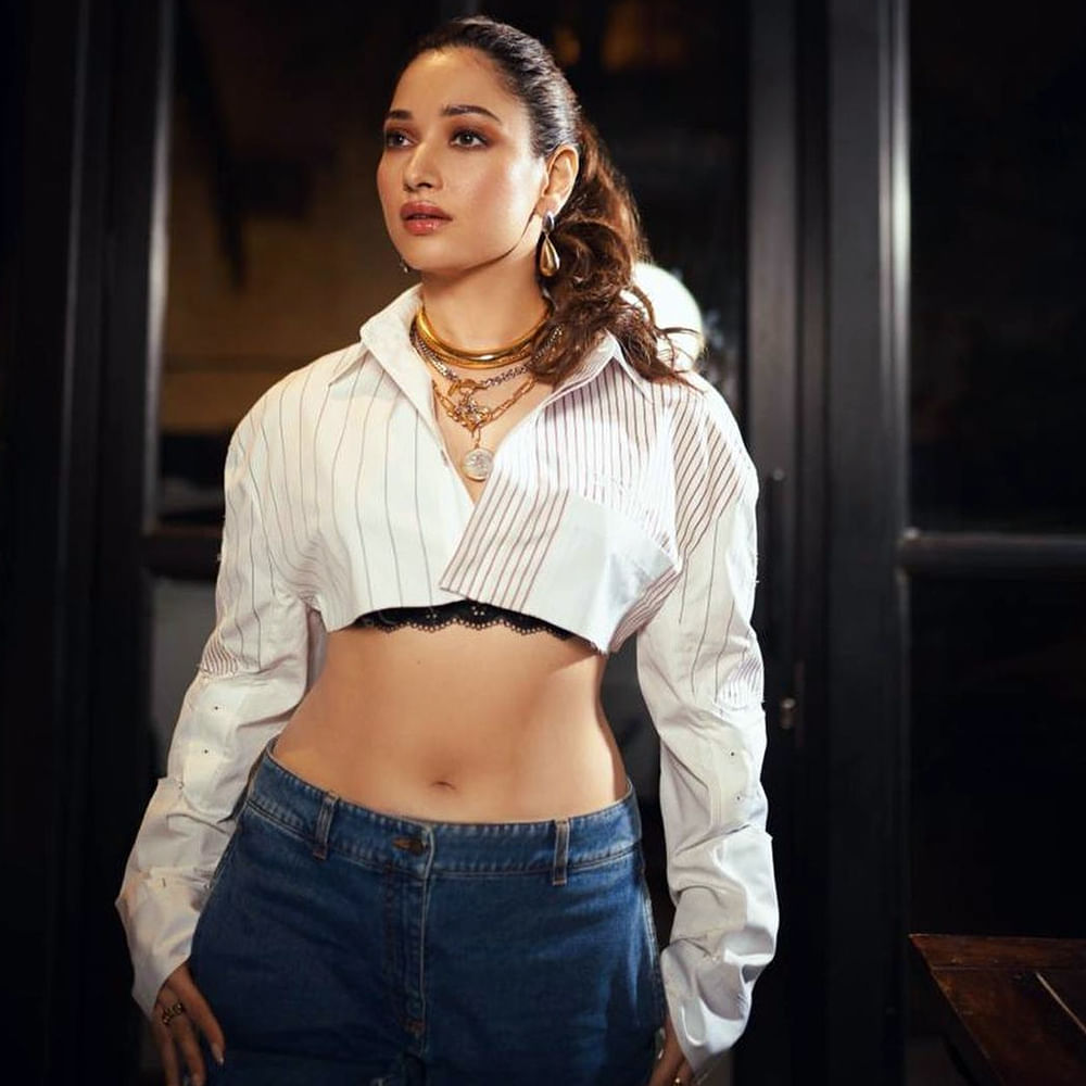 ఇండస్ట్రీకి ఎంట్రీ ఇచ్చి 16 ఏళ్లు గడుస్తోన్న ఇప్పటికీ క్రేజీ ఆఫర్స్‌ దక్కించుకుంటూ దూసుకుపోతోంది అందాల తార తమన్నా. తెలుగు, హిందీ అనే తేడా లేకుండా ఏకంగా చేతిలో 5 సినిమాలతో ఫుల్‌ బిజీగా ఉందీ మిల్కీ బ్యూటీ. ఈ అమ్మడు తాజాగా బీచ్ లో ఇచ్చిన ఫోజులు చూస్తే వావ్ అనాల్సిందే..