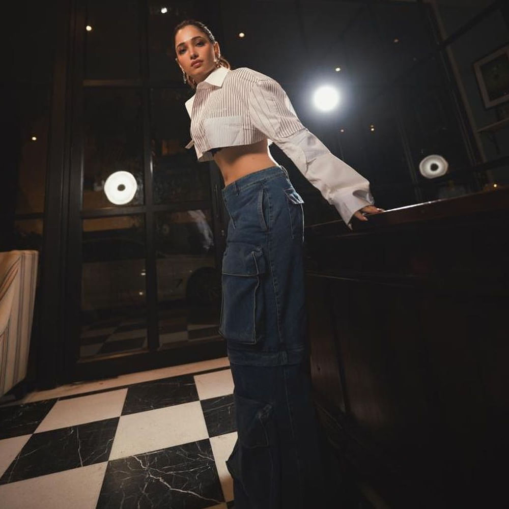 ఇండస్ట్రీకి ఎంట్రీ ఇచ్చి 16 ఏళ్లు గడుస్తోన్న ఇప్పటికీ క్రేజీ ఆఫర్స్‌ దక్కించుకుంటూ దూసుకుపోతోంది అందాల తార తమన్నా. తెలుగు, హిందీ అనే తేడా లేకుండా ఏకంగా చేతిలో 5 సినిమాలతో ఫుల్‌ బిజీగా ఉందీ మిల్కీ బ్యూటీ. ఈ అమ్మడు తాజాగా బీచ్ లో ఇచ్చిన ఫోజులు చూస్తే వావ్ అనాల్సిందే..