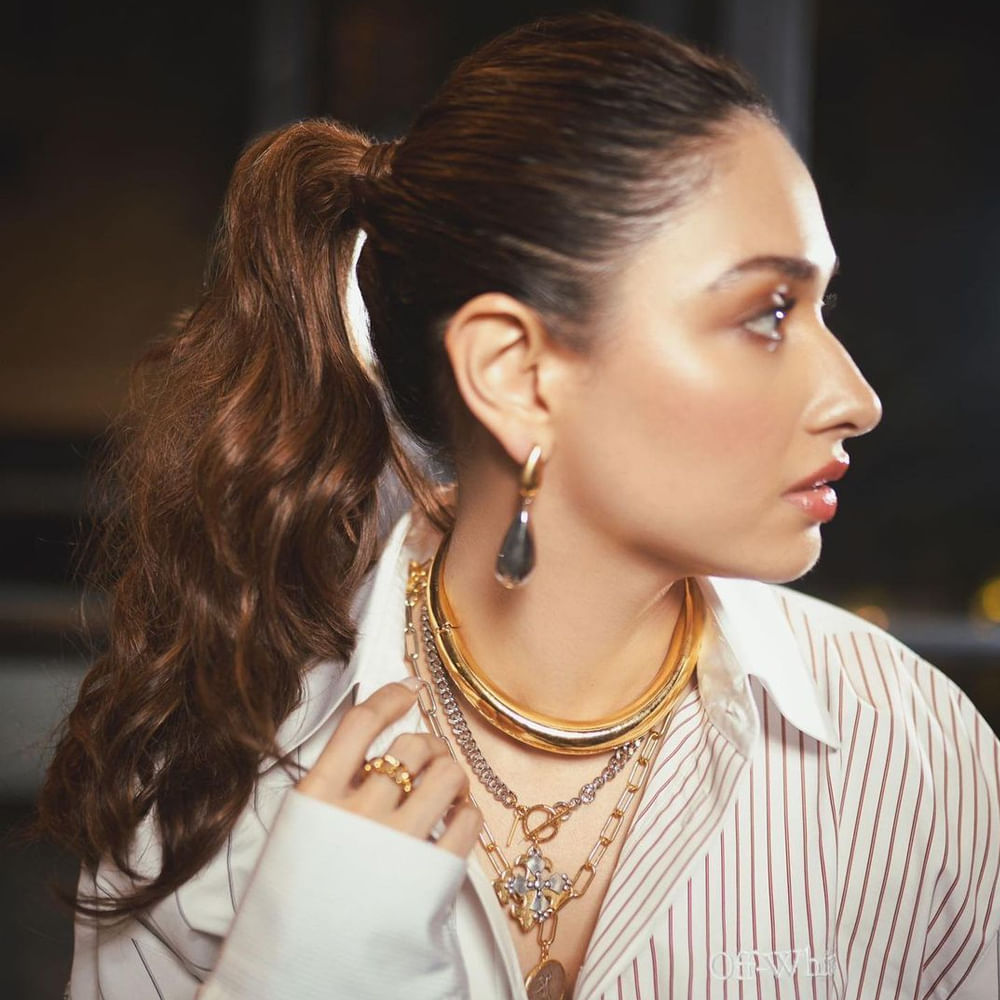 ఇండస్ట్రీకి ఎంట్రీ ఇచ్చి 16 ఏళ్లు గడుస్తోన్న ఇప్పటికీ క్రేజీ ఆఫర్స్‌ దక్కించుకుంటూ దూసుకుపోతోంది అందాల తార తమన్నా. తెలుగు, హిందీ అనే తేడా లేకుండా ఏకంగా చేతిలో 5 సినిమాలతో ఫుల్‌ బిజీగా ఉందీ మిల్కీ బ్యూటీ. ఈ అమ్మడు తాజాగా బీచ్ లో ఇచ్చిన ఫోజులు చూస్తే వావ్ అనాల్సిందే..