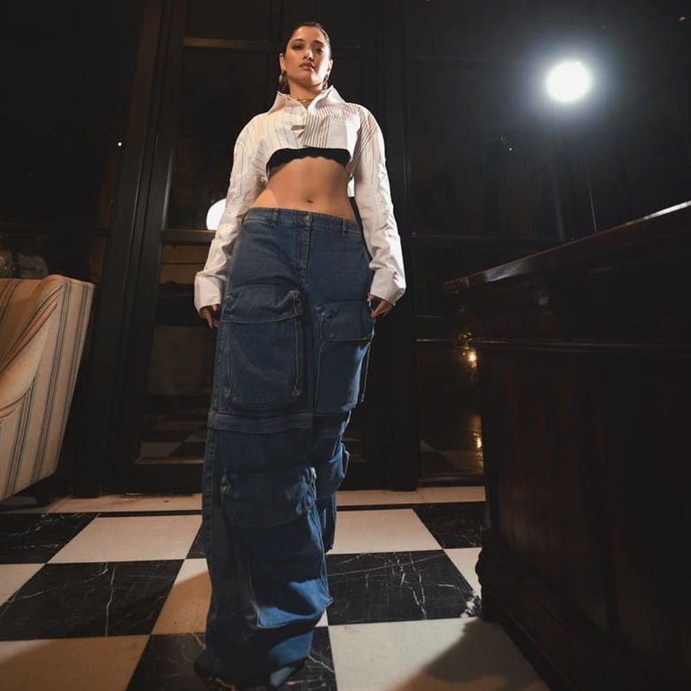 ఇండస్ట్రీకి ఎంట్రీ ఇచ్చి 16 ఏళ్లు గడుస్తోన్న ఇప్పటికీ క్రేజీ ఆఫర్స్‌ దక్కించుకుంటూ దూసుకుపోతోంది అందాల తార తమన్నా. తెలుగు, హిందీ అనే తేడా లేకుండా ఏకంగా చేతిలో 5 సినిమాలతో ఫుల్‌ బిజీగా ఉందీ మిల్కీ బ్యూటీ. ఈ అమ్మడు తాజాగా బీచ్ లో ఇచ్చిన ఫోజులు చూస్తే వావ్ అనాల్సిందే..