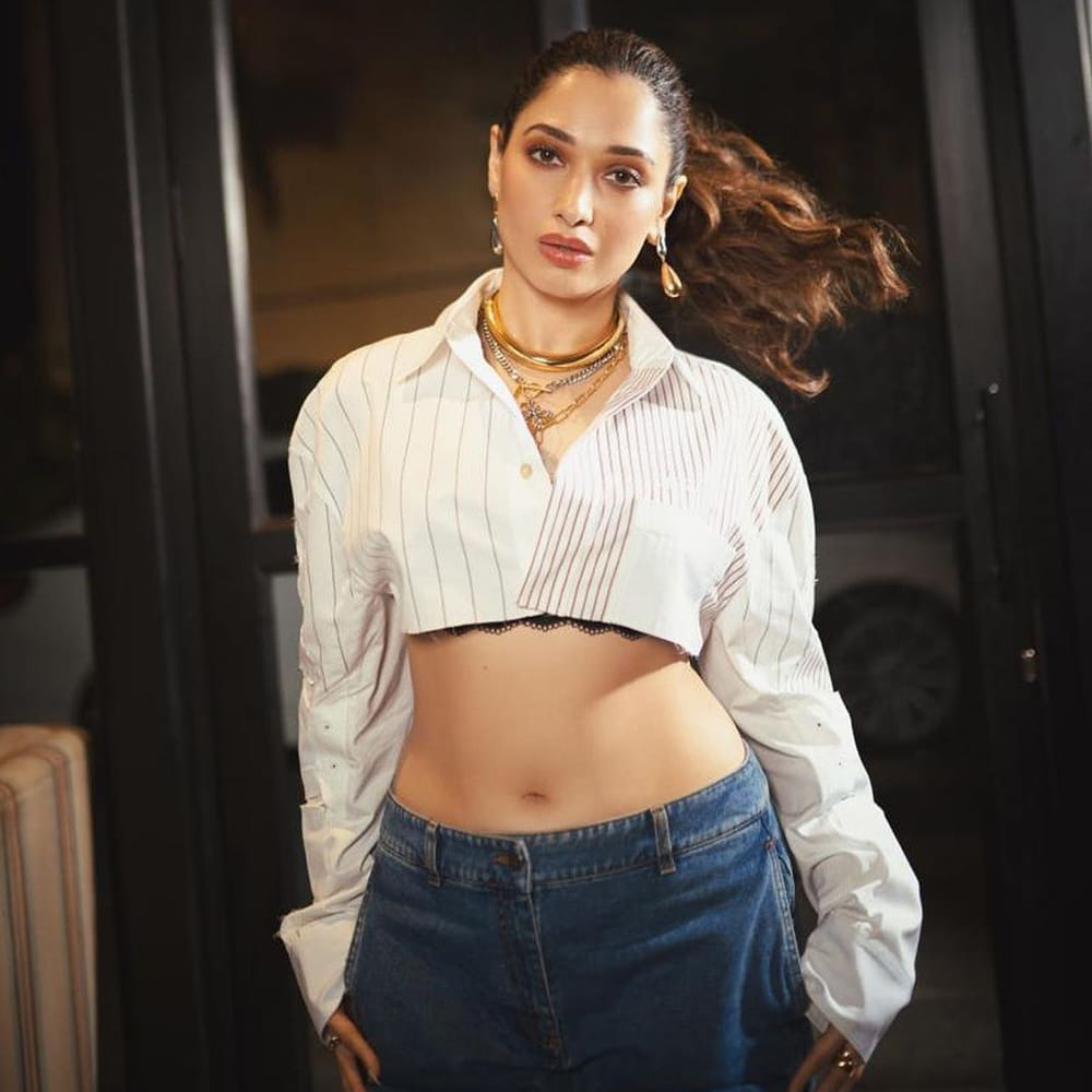 ఇండస్ట్రీకి ఎంట్రీ ఇచ్చి 16 ఏళ్లు గడుస్తోన్న ఇప్పటికీ క్రేజీ ఆఫర్స్‌ దక్కించుకుంటూ దూసుకుపోతోంది అందాల తార తమన్నా. తెలుగు, హిందీ అనే తేడా లేకుండా ఏకంగా చేతిలో 5 సినిమాలతో ఫుల్‌ బిజీగా ఉందీ మిల్కీ బ్యూటీ. ఈ అమ్మడు తాజాగా బీచ్ లో ఇచ్చిన ఫోజులు చూస్తే వావ్ అనాల్సిందే..