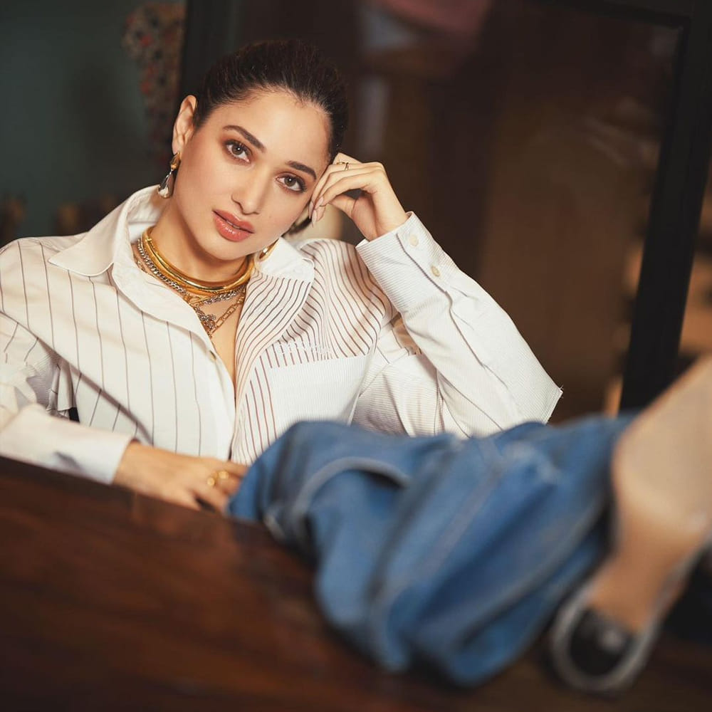 ఇండస్ట్రీకి ఎంట్రీ ఇచ్చి 16 ఏళ్లు గడుస్తోన్న ఇప్పటికీ క్రేజీ ఆఫర్స్‌ దక్కించుకుంటూ దూసుకుపోతోంది అందాల తార తమన్నా. తెలుగు, హిందీ అనే తేడా లేకుండా ఏకంగా చేతిలో 5 సినిమాలతో ఫుల్‌ బిజీగా ఉందీ మిల్కీ బ్యూటీ. ఈ అమ్మడు తాజాగా బీచ్ లో ఇచ్చిన ఫోజులు చూస్తే వావ్ అనాల్సిందే..