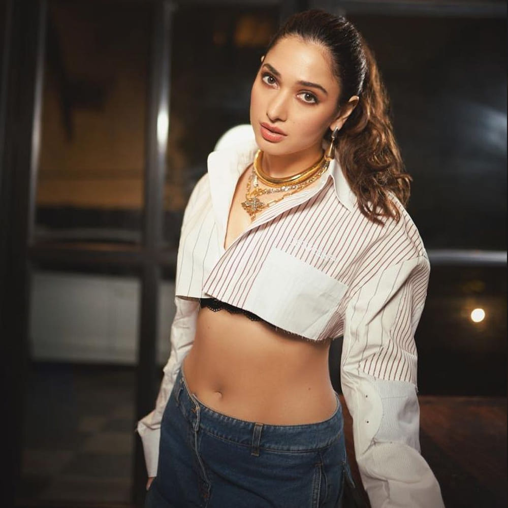 ఇండస్ట్రీకి ఎంట్రీ ఇచ్చి 16 ఏళ్లు గడుస్తోన్న ఇప్పటికీ క్రేజీ ఆఫర్స్‌ దక్కించుకుంటూ దూసుకుపోతోంది అందాల తార తమన్నా. తెలుగు, హిందీ అనే తేడా లేకుండా ఏకంగా చేతిలో 5 సినిమాలతో ఫుల్‌ బిజీగా ఉందీ మిల్కీ బ్యూటీ. ఈ అమ్మడు తాజాగా బీచ్ లో ఇచ్చిన ఫోజులు చూస్తే వావ్ అనాల్సిందే..