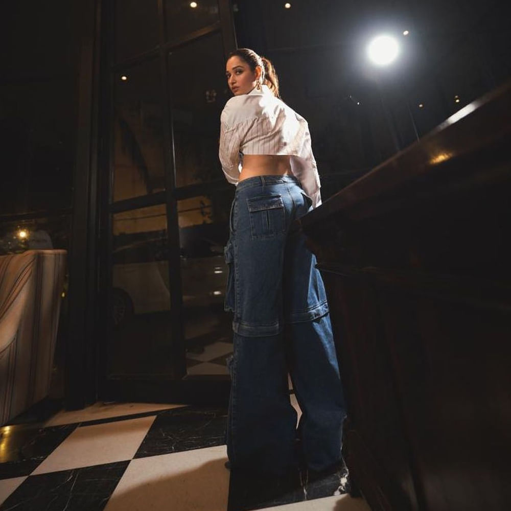 ఇండస్ట్రీకి ఎంట్రీ ఇచ్చి 16 ఏళ్లు గడుస్తోన్న ఇప్పటికీ క్రేజీ ఆఫర్స్‌ దక్కించుకుంటూ దూసుకుపోతోంది అందాల తార తమన్నా. తెలుగు, హిందీ అనే తేడా లేకుండా ఏకంగా చేతిలో 5 సినిమాలతో ఫుల్‌ బిజీగా ఉందీ మిల్కీ బ్యూటీ. ఈ అమ్మడు తాజాగా బీచ్ లో ఇచ్చిన ఫోజులు చూస్తే వావ్ అనాల్సిందే..