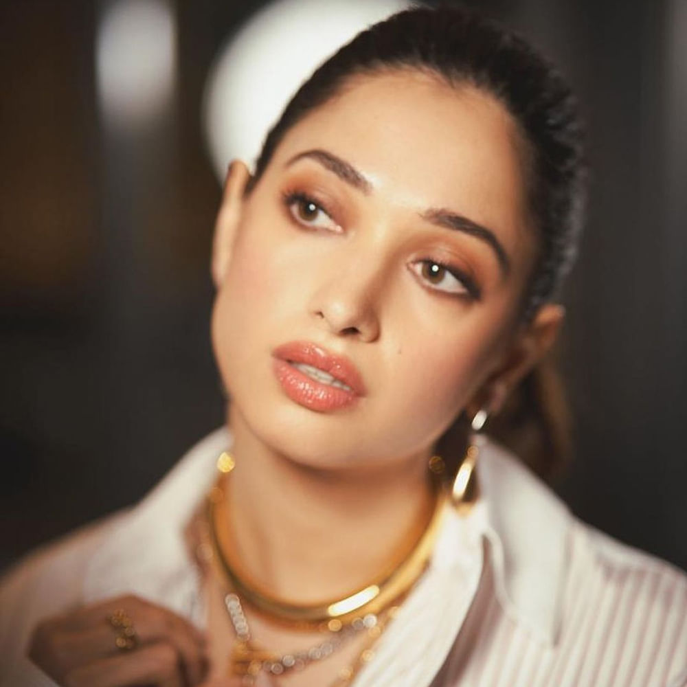 ఇండస్ట్రీకి ఎంట్రీ ఇచ్చి 16 ఏళ్లు గడుస్తోన్న ఇప్పటికీ క్రేజీ ఆఫర్స్‌ దక్కించుకుంటూ దూసుకుపోతోంది అందాల తార తమన్నా. తెలుగు, హిందీ అనే తేడా లేకుండా ఏకంగా చేతిలో 5 సినిమాలతో ఫుల్‌ బిజీగా ఉందీ మిల్కీ బ్యూటీ. ఈ అమ్మడు తాజాగా బీచ్ లో ఇచ్చిన ఫోజులు చూస్తే వావ్ అనాల్సిందే..