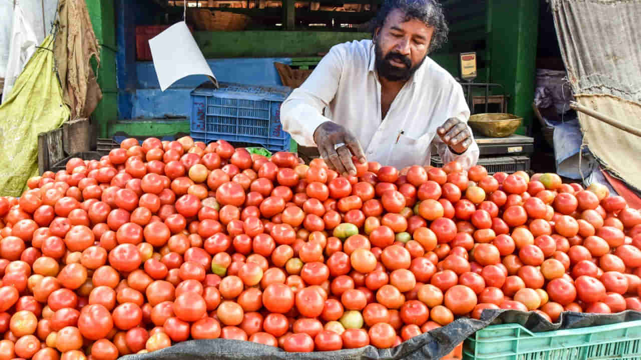 Tomato Price: వామ్మో టమాటా.. సెంచరీ కొట్టడం ఖాయంగా కనిపిస్తుందే. ఇంతకీ కారణం ఏంటంటే.